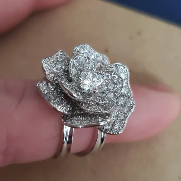 Flower Pave Crystal's Siver Plated Ring - size 7 - Picture 1 of 6